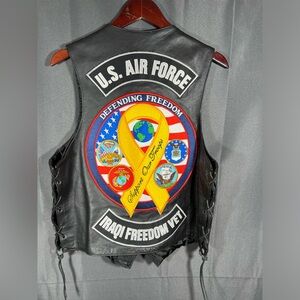 ❌SOLD❌Vintage Black Mc. Leather Motorcycle Riding Vest Large Collectible Pins